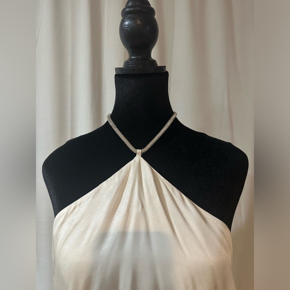New silky elegant top from H&M pearl color with adjustable silver strap size M - Picture 2 of 7